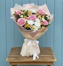 Букет цветов из:  Гвоздики, Орхидеи и Розы в Задонье