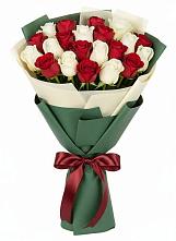 Букет Микс из красных и белых роз в Задонье