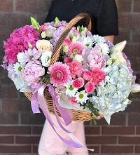 Композиция солнечный день в Задонье Цветочная композиция из Розы, Хризантемы, Пионы и Лизиантусы в корзине в Задонье