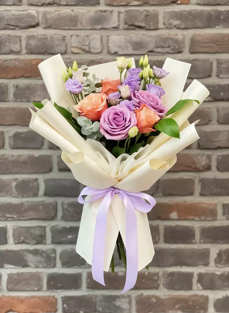 Букет цветов из: Лизиантусы и Розы в Задонье