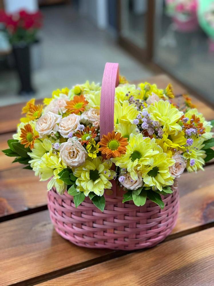 Цветочная композиция из Хризантемы и Розы в корзине в Задонье