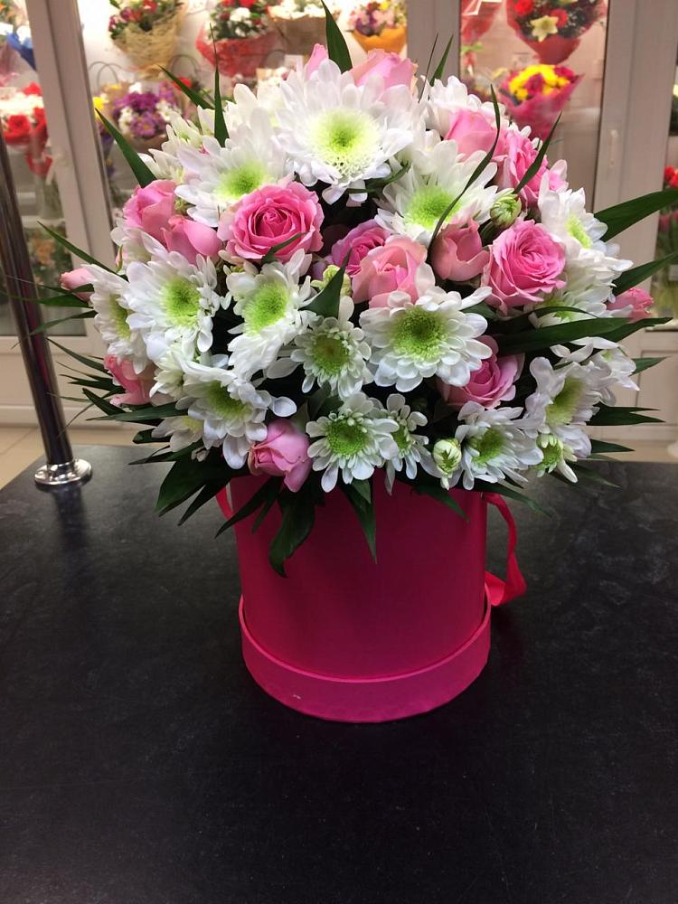 Цветочная композиция из Розы и Хризантемы в шляпной коробке в Задонье