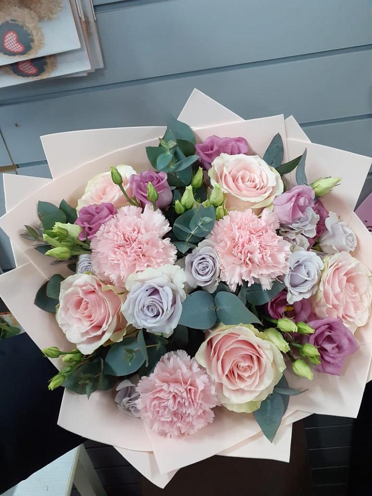 Букет цветов из: Розы, Гвоздики и Лизиантусы в Задонье