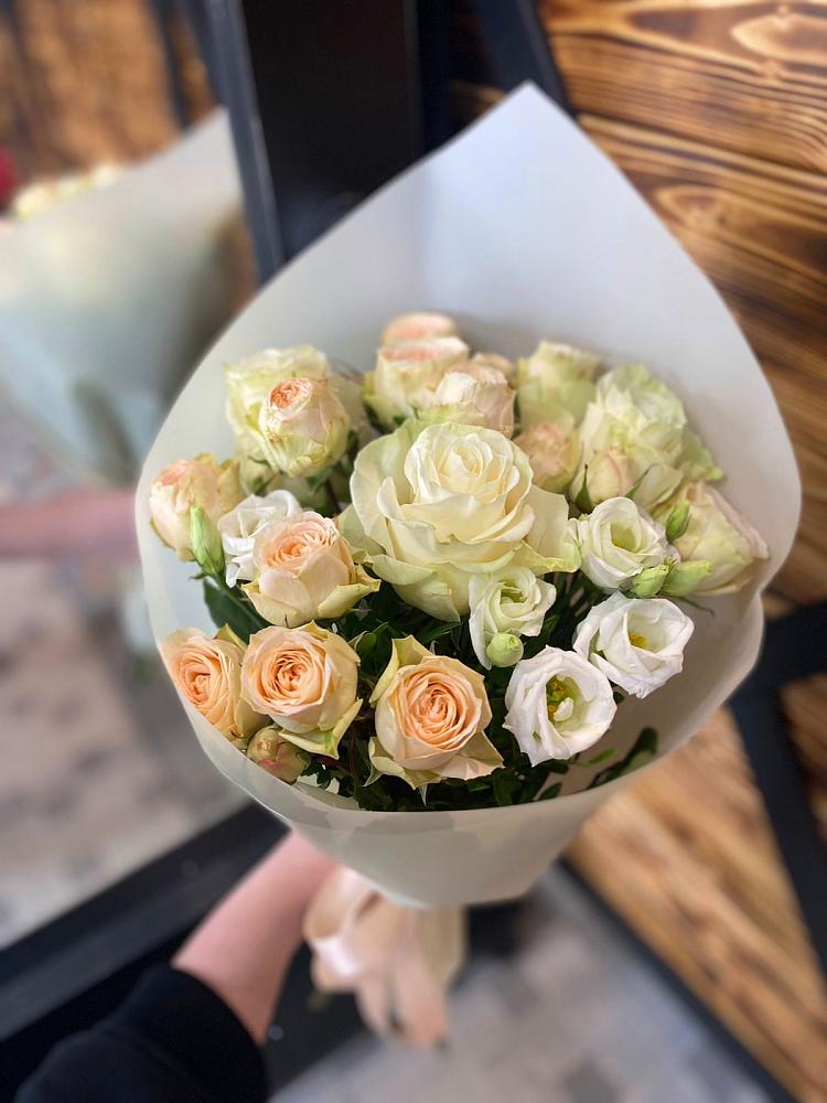 Букет цветов из: Розы и Лизиантусы в Задонье